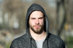 Macho con la barba in cappuccio il giorno soleggiato Maglietta felpata casuale barbuta di usura di uomo all'aperto Tipo di modo i immagine stock Macho con la barba in cappuccio il giorno soleggiato Maglietta felpata casuale barbuta di usura di uomo all'aperto Tipo di modo i immagine stock