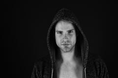 Macho toilett? bon beau d'homme sur le fond noir Se sentir s?r Beaut? et masculinit? masculines Type attirant photos stock Macho toilett? bon beau d'homme sur le fond noir Se sentir s?r Beaut? et masculinit? masculines Type attirant photos stock
