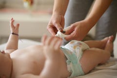 Macierzysty i nagi dziecko, skóry opieka obrazy stock Macierzysty i nagi dziecko, skóry opieka obrazy stock