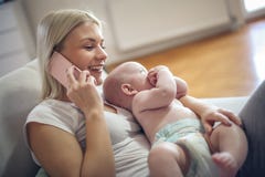 Macierzysty mienie jej chłopiec i opowiadać na wiszącej ozdobie zdjęcia stock Macierzysty mienie jej chłopiec i opowiadać na wiszącej ozdobie zdjęcia stock