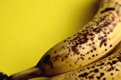 Macro banane jaune avec les spotts bruns photos libres de droits Macro banane jaune avec les spotts bruns photos libres de droits