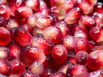 Macro colpo del seme fresco del melograno con le goccioline di acqua immagine stock libera da diritti Macro colpo del seme fresco del melograno con le goccioline di acqua immagine stock libera da diritti
