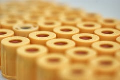 macro de tubos de ensayo con el top amarillo, contra una pendiente del fondo blanco Foco selectivo fotos de archivo libres de regalías macro de tubos de ensayo con el top amarillo, contra una pendiente del fondo blanco Foco selectivo fotos de archivo libres de regalías