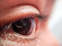 Macro tir d'un oeil et d'une réflexion d'objectif de caméra Image libre de droits Macro tir d'un oeil et d'une réflexion d'objectif de caméra Image libre de droits