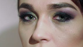 Macro tir de la vue sexy du bel oeil de la femme, regard sensuel lentement clips vidéos Macro tir de la vue sexy du bel oeil de la femme, regard sensuel lentement clips vidéos