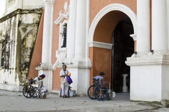 Madame, homme aveugle près de mendiant handicapé dans le fauteuil roulant au portail de porte de yard d'église photo stock Madame, homme aveugle près de mendiant handicapé dans le fauteuil roulant au portail de porte de yard d'église photo stock