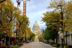 MADISON, WI - OCT 4th, 2014: State Street w Madison Znakomity widok Wisconsin stanu Capitol i Orpheum teatr obraz stock MADISON, WI - OCT 4th, 2014: State Street w Madison Znakomity widok Wisconsin stanu Capitol i Orpheum teatr obraz stock