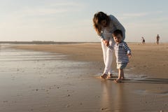 Madre alla spiaggia con il bambino fotografie stock Madre alla spiaggia con il bambino fotografie stock