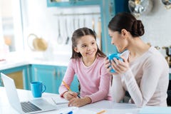 Madre allegra e figlia che fanno insieme compito fotografia stock libera da diritti Madre allegra e figlia che fanno insieme compito fotografia stock libera da diritti