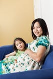 Madre asiatica incinta e la sua figlia fotografia stock Madre asiatica incinta e la sua figlia fotografia stock