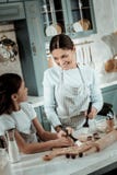 Madre attenta che esamina la figlia con amore fotografie stock libere da diritti Madre attenta che esamina la figlia con amore fotografie stock libere da diritti