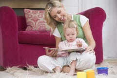Madre che legge alla figlia Madre che legge alla figlia