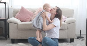 Madre con el beb? que aprende caminar Madre con el beb? que aprende caminar