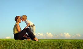 Madre con il figlio sul tramonto Madre con il figlio sul tramonto