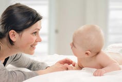 Madre con il suo bambino immagine stock libera da diritti Madre con il suo bambino immagine stock libera da diritti
