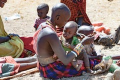 Madre di Maasai che gioca con il bambino, Tanzania immagine stock Madre di Maasai che gioca con il bambino, Tanzania immagine stock