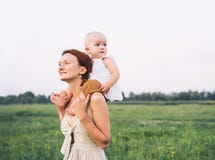 Madre e bambino all'aperto Famiglia sulla natura immagini stock libere da diritti Madre e bambino all'aperto Famiglia sulla natura immagini stock libere da diritti