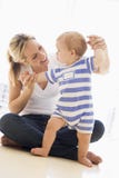 Madre e bambino all'interno che giocano