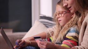 Madre e figlia che comperano insieme online Madre e figlia che comperano insieme online