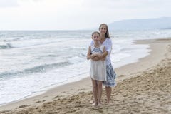 Madre e figlia sulla spiaggia immagine stock libera da diritti Madre e figlia sulla spiaggia immagine stock libera da diritti