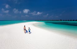 Madre e figlio alla spiaggia tropicale fotografia stock libera da diritti Madre e figlio alla spiaggia tropicale fotografia stock libera da diritti