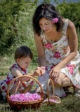 Madre e hija en el Kazanlak Rose Oil Festival Bulgaria imagen de archivo libre de regalías Madre e hija en el Kazanlak Rose Oil Festival Bulgaria imagen de archivo libre de regalías