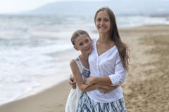 Madre e hija en la playa imagenes de archivo Madre e hija en la playa imagenes de archivo
