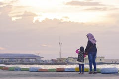 Madre e hija en la playa fotografía de archivo libre de regalías Madre e hija en la playa fotografía de archivo libre de regalías