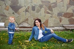 Madre e hija en parque de la primavera fotos de archivo libres de regalías Madre e hija en parque de la primavera fotos de archivo libres de regalías
