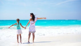 Madre e hija hermosas en la playa del Caribe almacen de video Madre e hija hermosas en la playa del Caribe almacen de video