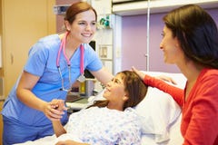 Madre e hija que hablan con la enfermera de sexo femenino In Hospital Room foto de archivo Madre e hija que hablan con la enfermera de sexo femenino In Hospital Room foto de archivo