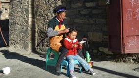 Madre e hija tibetanas Fotos de archivo Madre e hija tibetanas Fotos de archivo