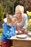 Madre e hijo que adornan los huevos de Pascua fotografía de archivo libre de regalías Madre e hijo que adornan los huevos de Pascua fotografía de archivo libre de regalías