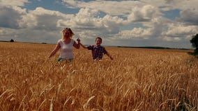 Madre e hijo que corren en el campo de trigo Una familia feliz metrajes Madre e hijo que corren en el campo de trigo Una familia feliz metrajes