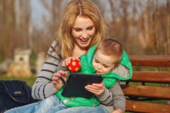 Madre e hijo que juegan con una PC de la tableta Foto de archivo Madre e hijo que juegan con una PC de la tableta Foto de archivo