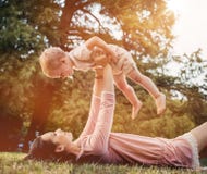 Madre e hijo que se divierten gran en el parque imagenes de archivo Madre e hijo que se divierten gran en el parque imagenes de archivo
