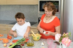 Madre felice e figlio che preparano pranzo nella cucina fotografia stock libera da diritti Madre felice e figlio che preparano pranzo nella cucina fotografia stock libera da diritti