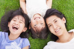 Madre feliz con las niñas imagen de archivo libre de regalías Madre feliz con las niñas imagen de archivo libre de regalías