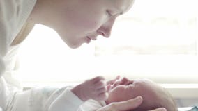 Madre joven hermosa con el bebé gritador metrajes Madre joven hermosa con el bebé gritador metrajes
