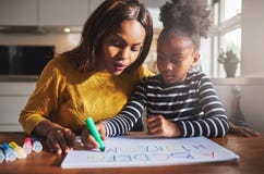 Madre negra y niño que hacen la preparación imágenes de archivo libres de regalías Madre negra y niño que hacen la preparación imágenes de archivo libres de regalías