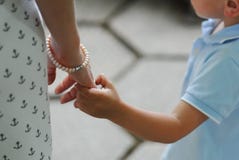 Madre, niño, muchacho, mujer, manos, tacto, amor, cuidado, niño foto de archivo libre de regalías Madre, niño, muchacho, mujer, manos, tacto, amor, cuidado, niño foto de archivo libre de regalías