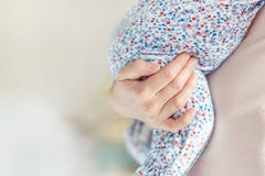 Madre que celebra a poco bebé a mano en dormitorio Niño que lleva de la mamá interior Niño infantil que duerme en la mano de la m imágenes de archivo libres de regalías Madre que celebra a poco bebé a mano en dormitorio Niño que lleva de la mamá interior Niño infantil que duerme en la mano de la m imágenes de archivo libres de regalías