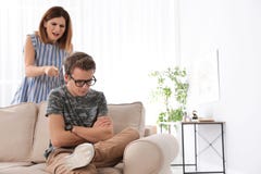 Madre que rega?a a su hijo del adolescente imagen de archivo libre de regalías Madre que rega?a a su hijo del adolescente imagen de archivo libre de regalías