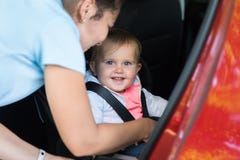 Madre que toma cuidado de su bebé en coche fotografía de archivo libre de regalías Madre que toma cuidado de su bebé en coche fotografía de archivo libre de regalías