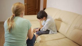 Madre seria que da una conferencia al adolescente unpleased en hogar almacen de metraje de vídeo Madre seria que da una conferencia al adolescente unpleased en hogar almacen de metraje de vídeo