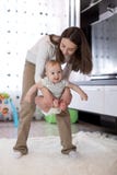 Madre y bebé que hacen yoga imagen de archivo libre de regalías Madre y bebé que hacen yoga imagen de archivo libre de regalías