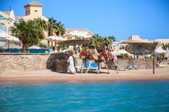 Madre y niños de la familia que montan camellos imágenes de archivo libres de regalías Madre y niños de la familia que montan camellos imágenes de archivo libres de regalías
