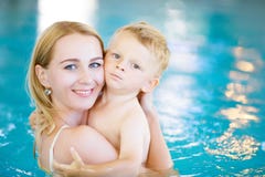 Madre y su natación del hijo del niño en la piscina imágenes de archivo libres de regalías Madre y su natación del hijo del niño en la piscina imágenes de archivo libres de regalías