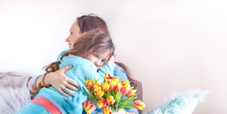 Madri e derivati delicati degli abbracci, congratulazioni sulla festa e fiori Concetto della cartolina d'auguri di giorno del ` s immagini stock libere da diritti Madri e derivati delicati degli abbracci, congratulazioni sulla festa e fiori Concetto della cartolina d'auguri di giorno del ` s immagini stock libere da diritti