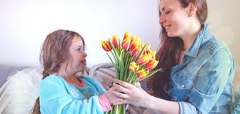 Madri e derivati delicati degli abbracci, congratulazioni sulla festa e fiori Concetto della cartolina d'auguri di giorno del ` s fotografie stock Madri e derivati delicati degli abbracci, congratulazioni sulla festa e fiori Concetto della cartolina d'auguri di giorno del ` s fotografie stock